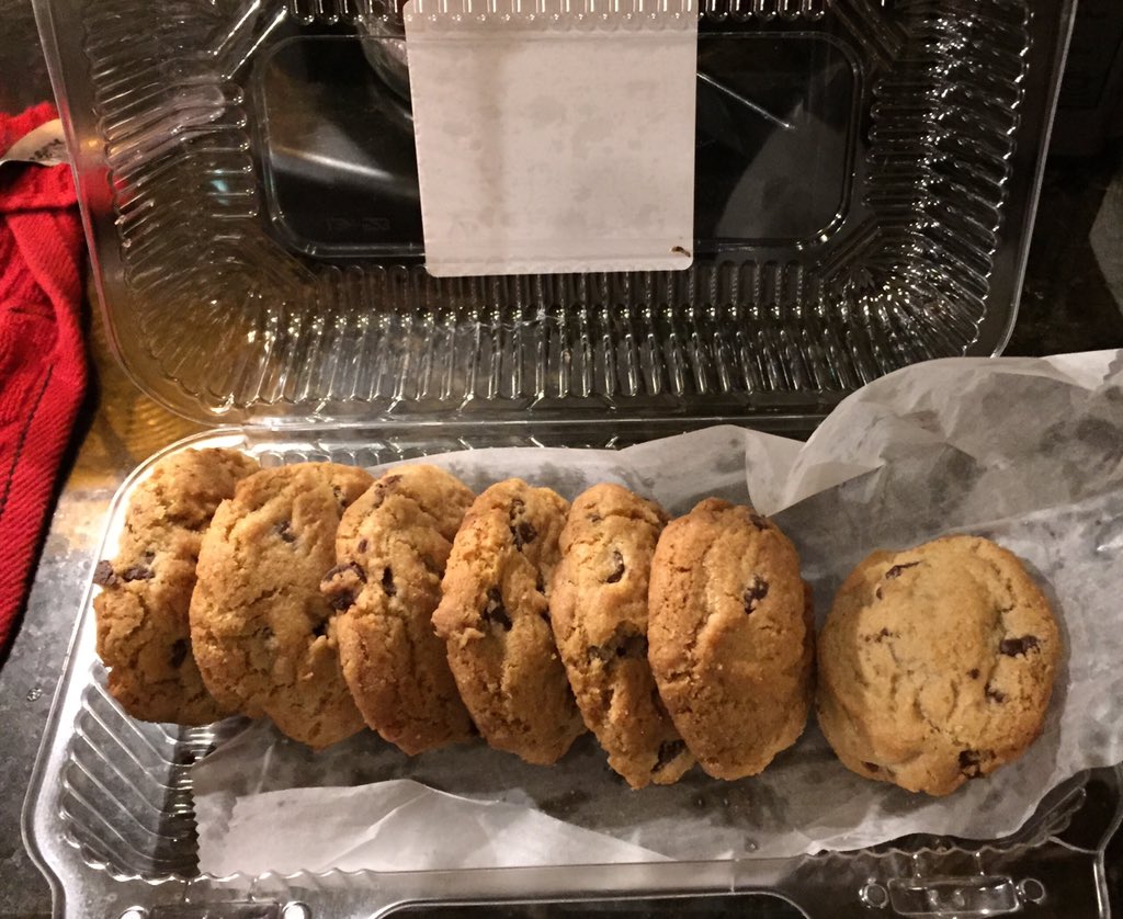 FlyingPigOKC's tweet photo. Perfect afternoon snack! #justone #okaymaybetwo #eatlocal @wavingwheatbake https://t.co/KEye8Woyik