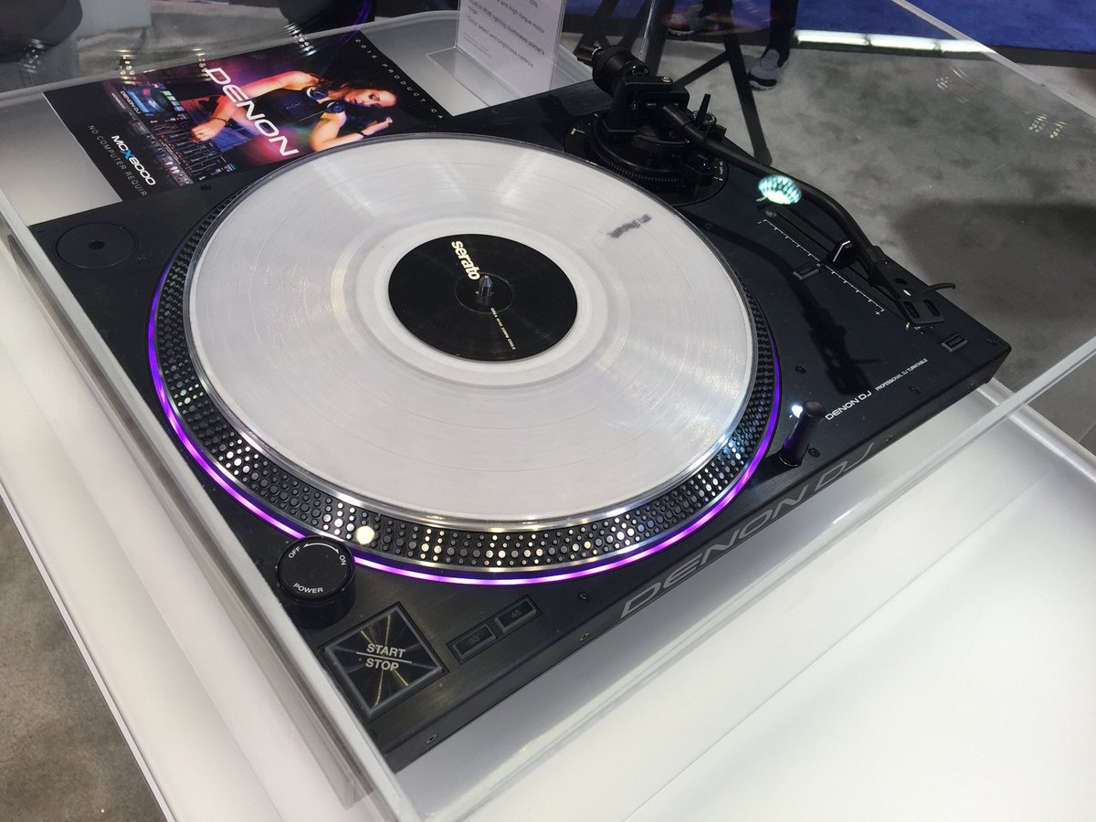 snrec_jp's tweet image. DENONからターンテーブルVL12が登場！何とイルミネーション付き！トルク2段階、明るさ、色の種類も調節できます。