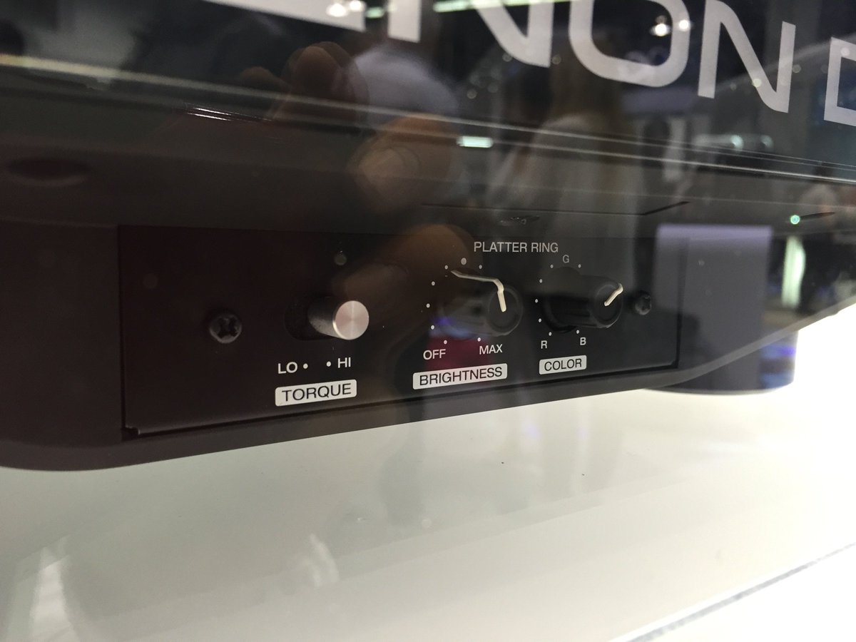 snrec_jp's tweet image. DENONからターンテーブルVL12が登場！何とイルミネーション付き！トルク2段階、明るさ、色の種類も調節できます。