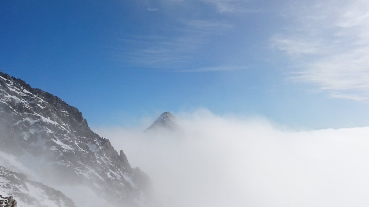 JesusCalleja's tweet photo. En ocasiones salir a la montaña en soledad es necesario para buscar paz e inspiración. Hoy Peña Ubiña, magnífica!! https://t.co/7oOpX9Kz8x