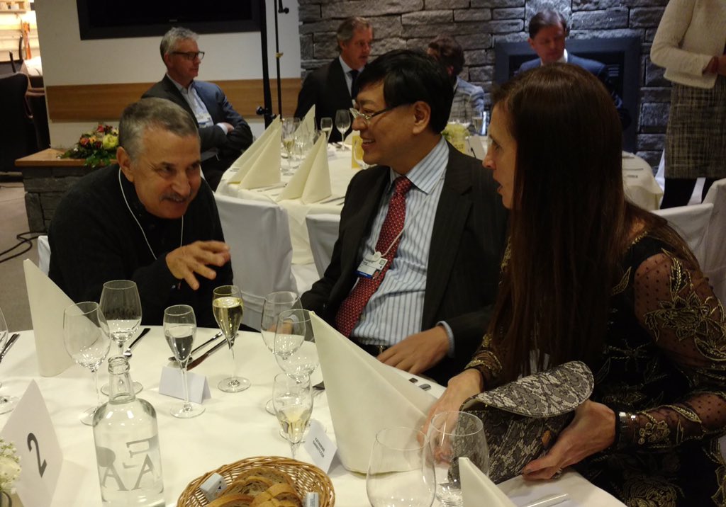 YuanqingYang's tweet photo. Discussing Paris agreement &amp; end of the oil age w/ @tomfriedman &amp; @Alliance_Trust's CEO, Katherine Garrett-Cox. #WEF https://t.co/X8rV9VskVe