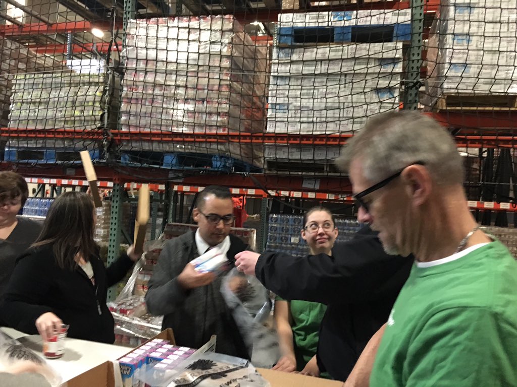 Mark__Chandler's tweet photo. Harvesters KC 35 Partners Volunteering. #extrashotofgood #starbuckspartners https://t.co/J2YvmNT2xa