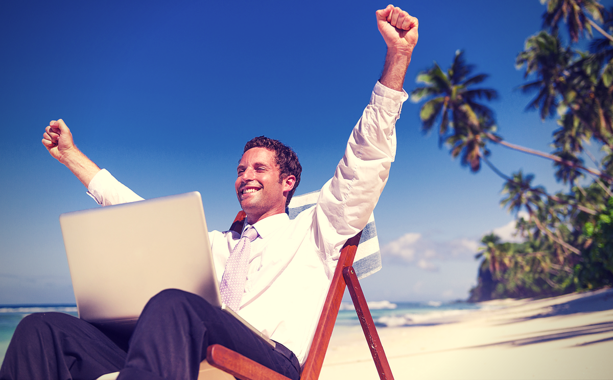 Бизнесмен на отдыхе. Отдохнуть за 3 дня. Отдохнуть за 3 дня. Крутых выходных. Довольный бизнесмен.