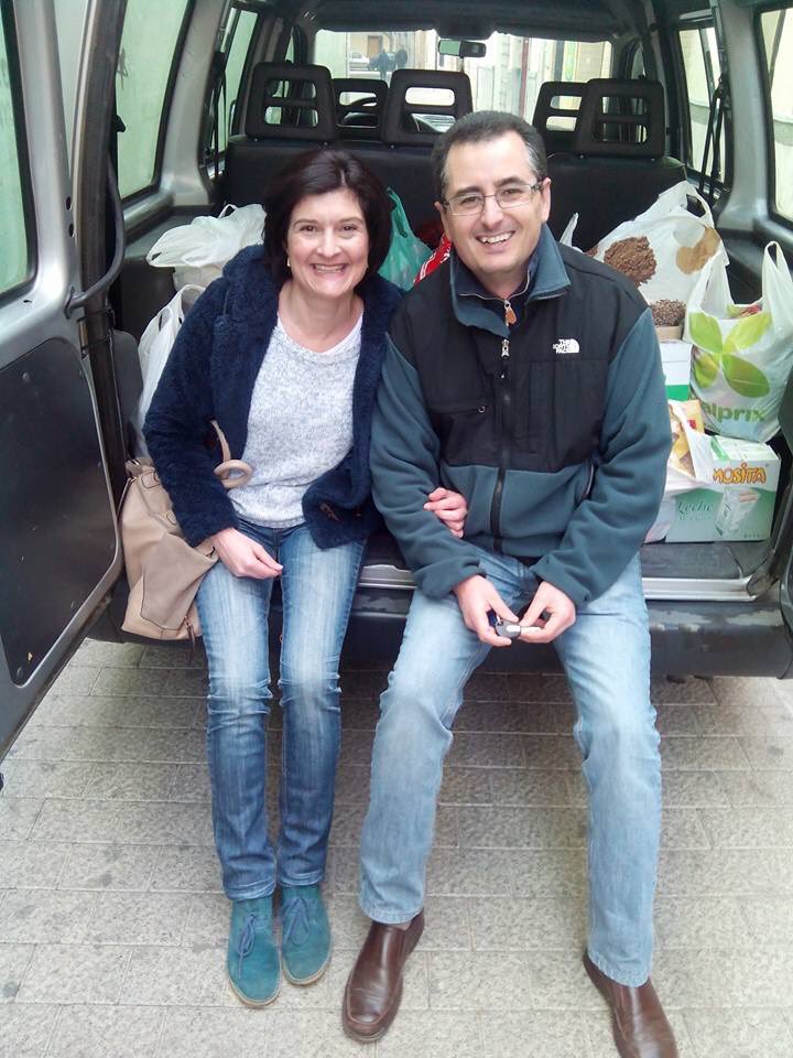 Corazones_vlc's tweet photo. Pepe representante de @MPetraTorrent y Amparo, nuestra vicepresidenta,el día de recogida de los alimentos. GRACIAS ! https://t.co/c62V8F3BLA