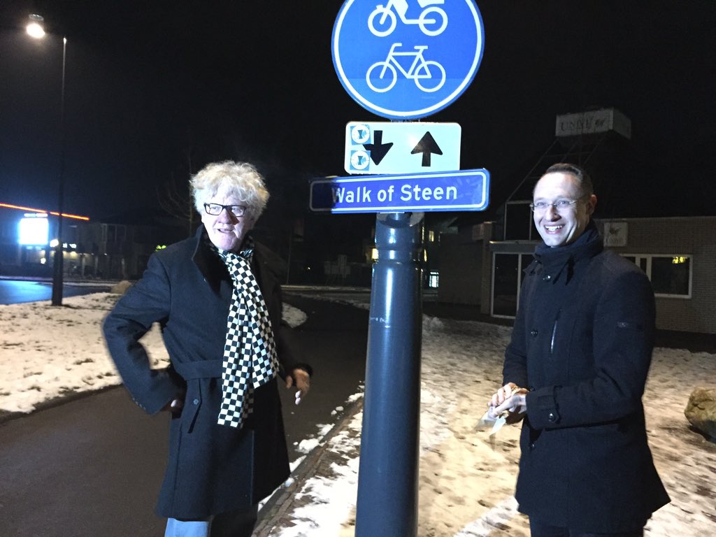 KeiGoedBorger's tweet photo. Gerard Nijenhuis krijgt eigen kei in #walkofsteen #Borger. Onthuld door @janseton en keizitter 2014 @berthaandrikman https://t.co/QRCaKu9wDf
