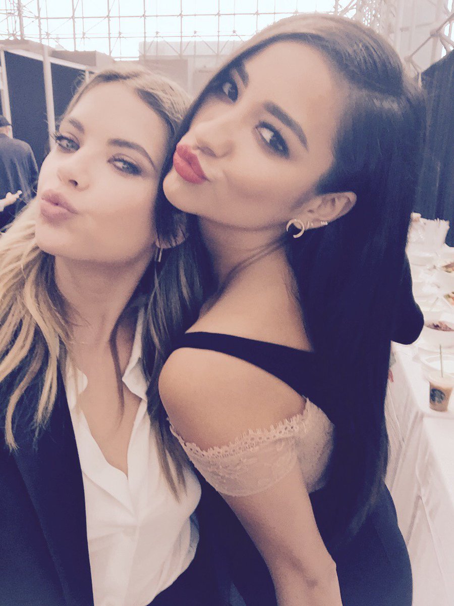 shaymitch's tweet photo. ...because #NationalHugDay 😍 #ButtahBenzo https://t.co/WxuZJrc7Rl