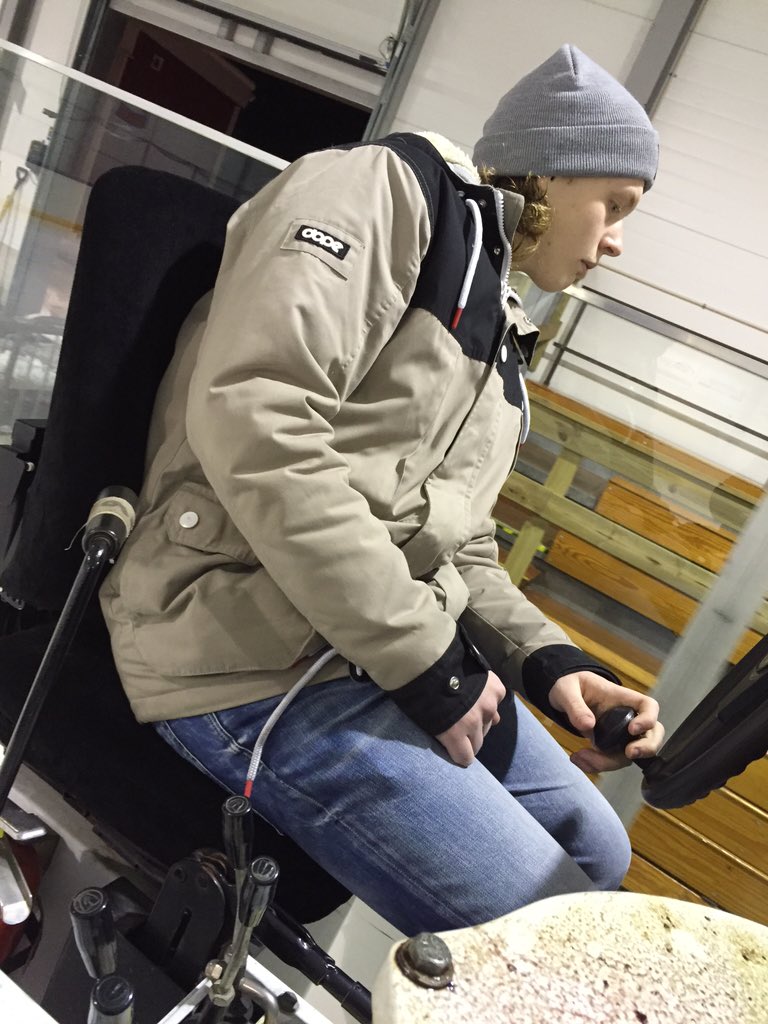 P_Hallner's tweet photo. @sirMoesby övningskör och jag instruerar. #kung #hanharnyttkörkort #zambonichef https://t.co/4okQz2O6ie
