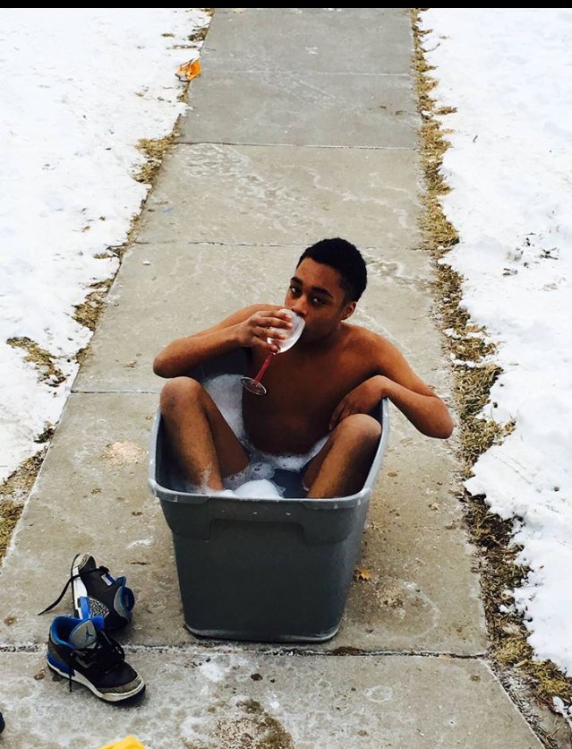 AlizayLight's tweet photo. When it's cold outside , but you remember you cold hearted https://t.co/lzNCoUHw74