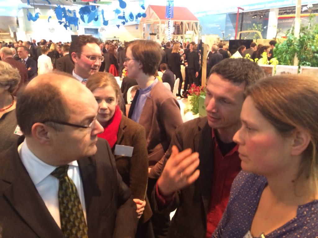 proehrig's tweet photo. Preisträger Hofgut Oberfeld im Gespräch mit Minister Schmidt #BioIGW16 https://t.co/VRSC8MFEYx