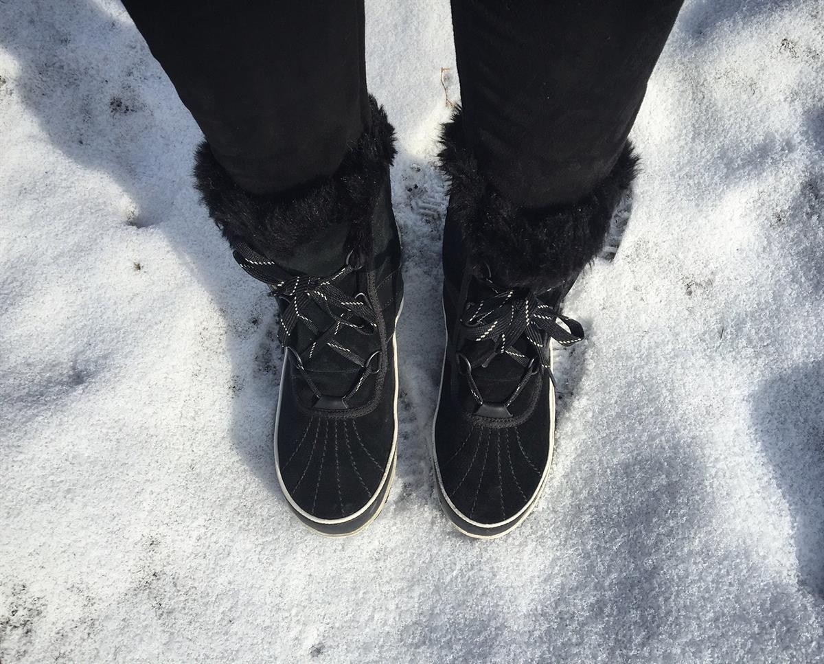 DeSimoneShoes's tweet photo. #SophiaBush rocking her #SOREL #winterboots! https://t.co/BOO1XHrZSD