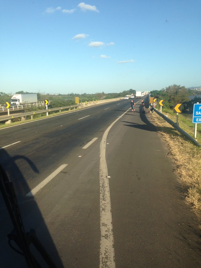 leonardolsramos's tweet photo. @RdGaucha após liberação da br116 o motorista e o cobrador do ônibus Frederes abandonaram o coletivo! https://t.co/6rrAQEn7L2
