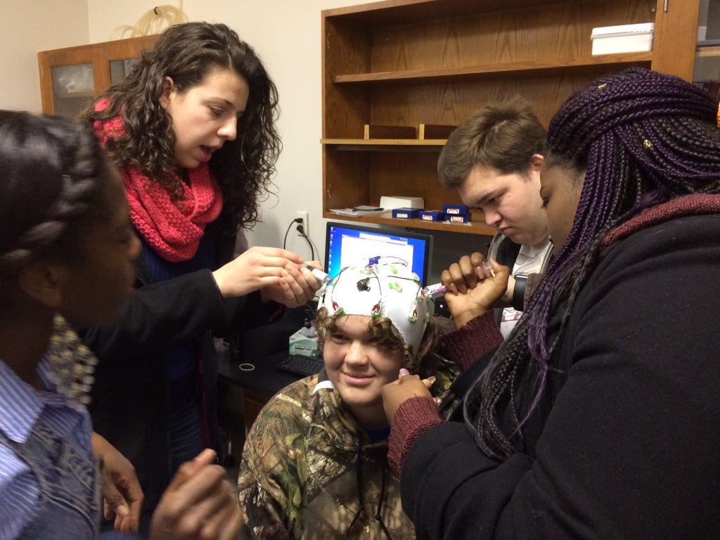 LucasMurley's tweet photo. Ran an EEG today in Neurobiology of Crime lab to examine brain waves! #neuroscience #fmexpectations @francismarionu https://t.co/2fpzBqe32Z