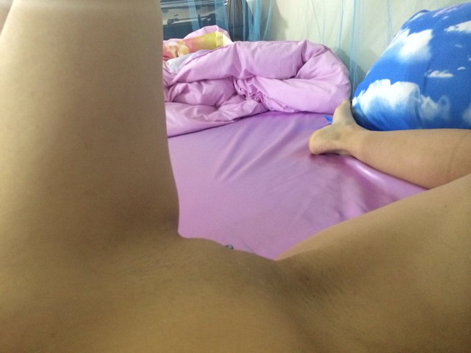 Guess what? I shaved my pussy all the way today! Yay! https://t.co/YIw5GJfZ7t