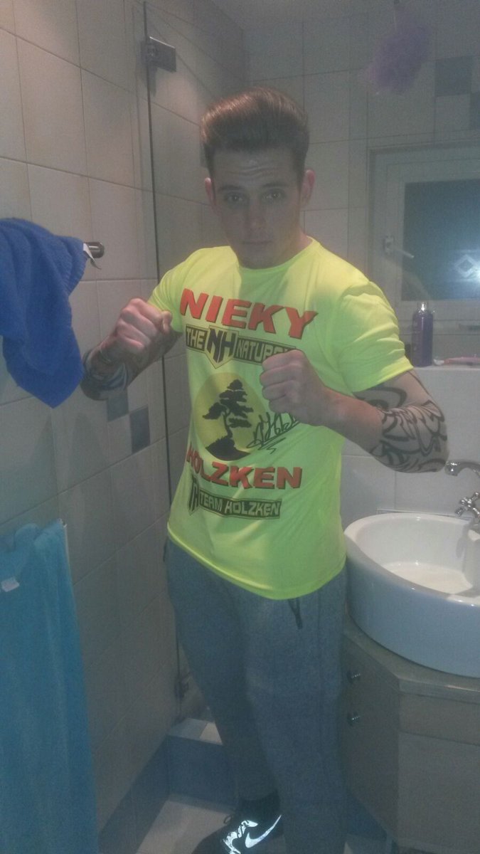 Mijn broer gaat dit jaar met carnaval als <a href="/niekyholzken/">Nieky Holzken</a>. Ik overweeg om te gaan als <a href="/sjef_weber/">Sjef Weber</a>.