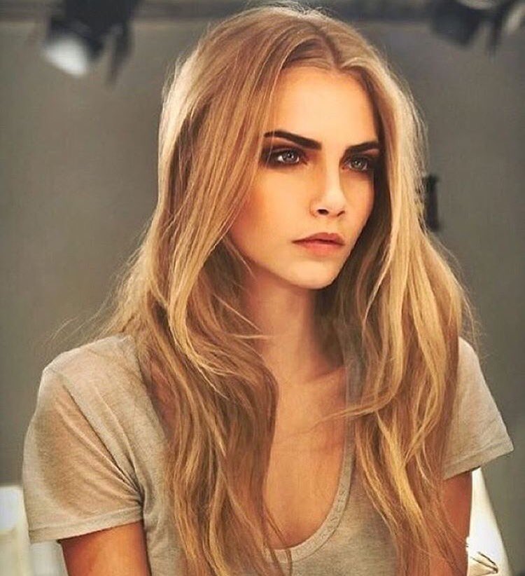 GossipRoomOff's tweet photo. Cara Delevingne ⚡️ https://t.co/fmCsILfzG0