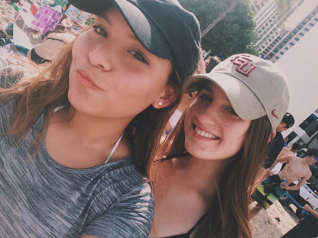 sabrinatipiani's tweet photo. VOTE FOR ME &amp; @Dani_Scavino 4 best friends 💘 p.s. we had a pet fish together #RIPDABS https://t.co/iBPKdXKg8Y