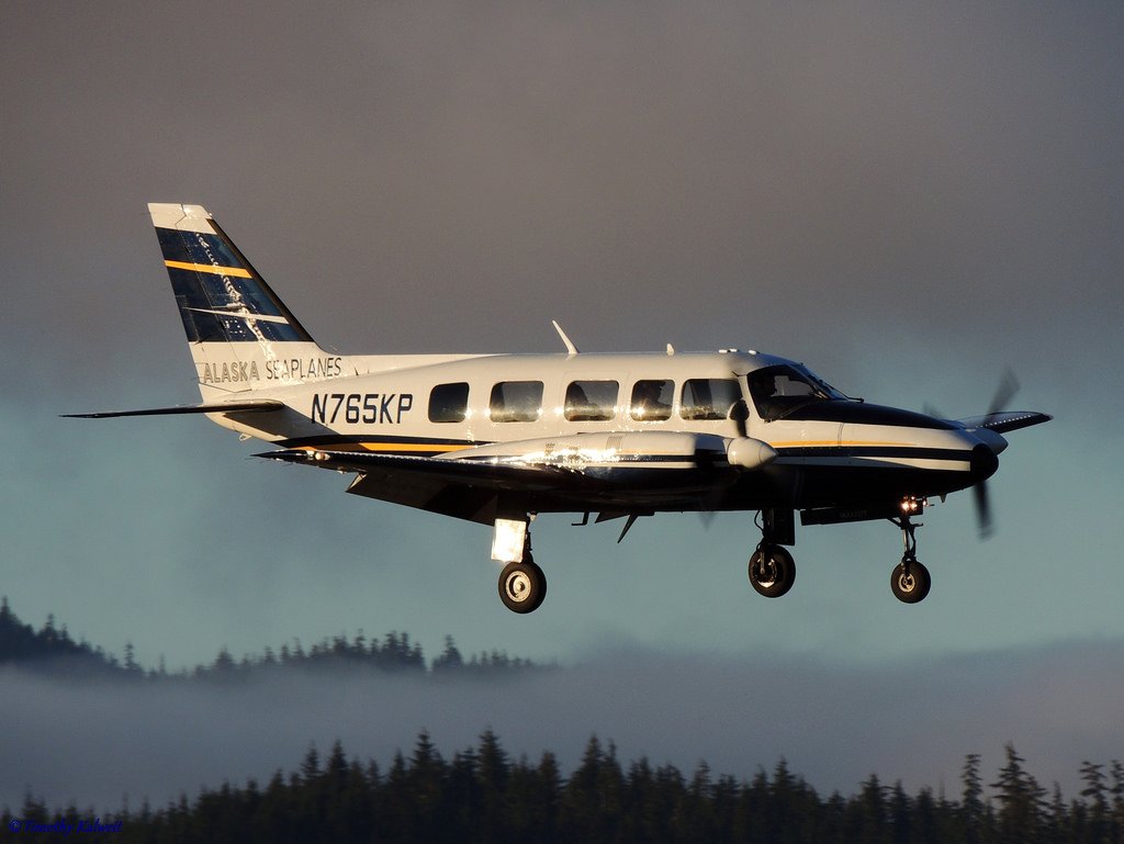 AlaskaSeaplanes's tweet photo. Our #PiperChieftain in some gorgeous November light captured by photographer Timothy Kalweit. https://t.co/cmrqWR3u7W