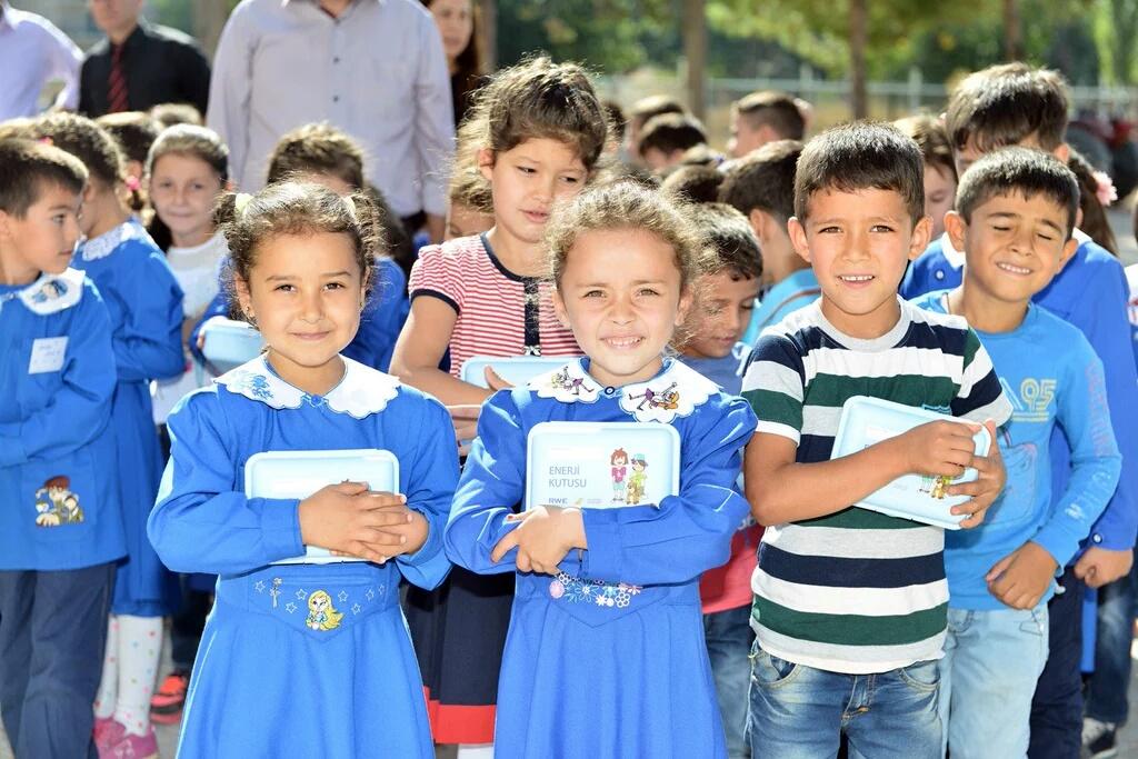 EgitimeCan SınıfcılaraKadro minik yürekler öğretmensiz kalmasın siz de bir rt ile destek olun lütfen <a href="/soraynazan/">Nazan Şoray</a>