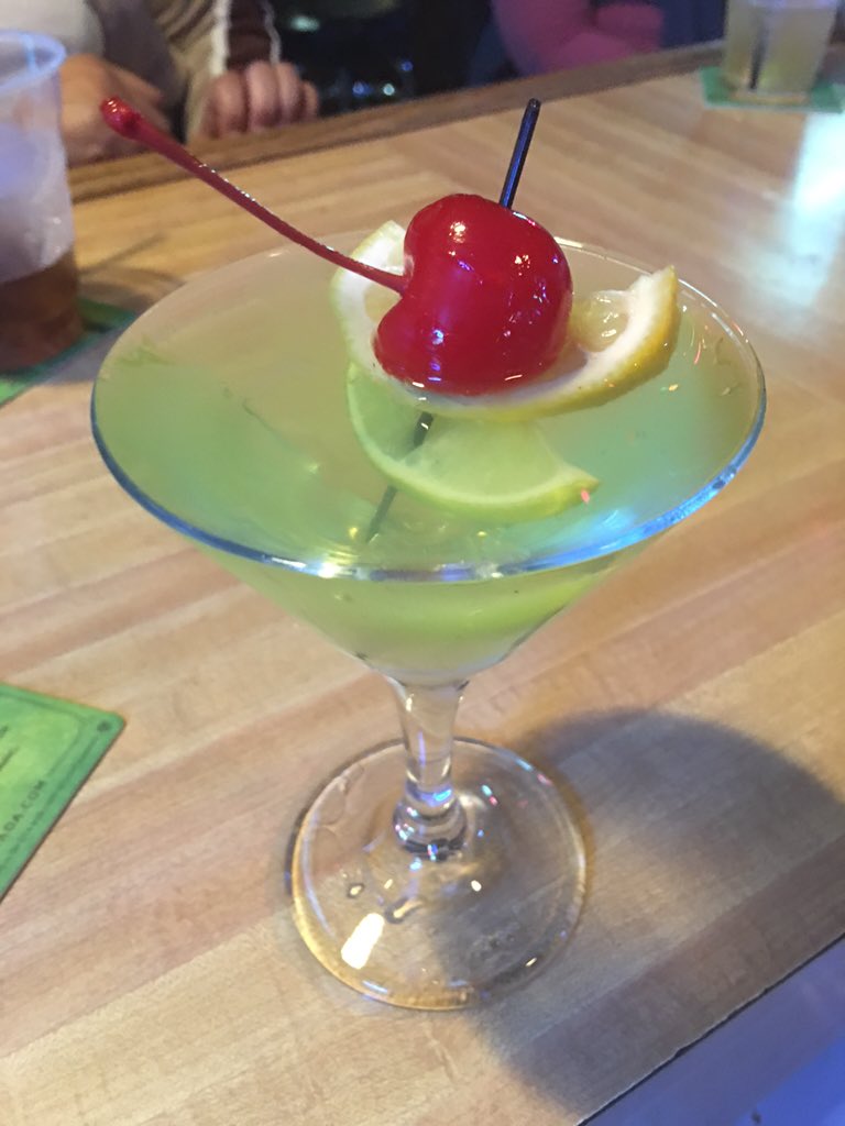 MarlonBunch's tweet photo. I make a delicious Apple Martini https://t.co/DdbrPVkz1a