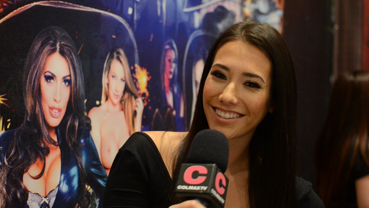 ColmaxTVCanada's tweet photo. @ColmaxTV  a eu le plaisir de rencontrer la sexy @MissEvaLovia aux @AEexpo et on les envie ;) @avnawards https://t.co/YmLJ1rEGw4