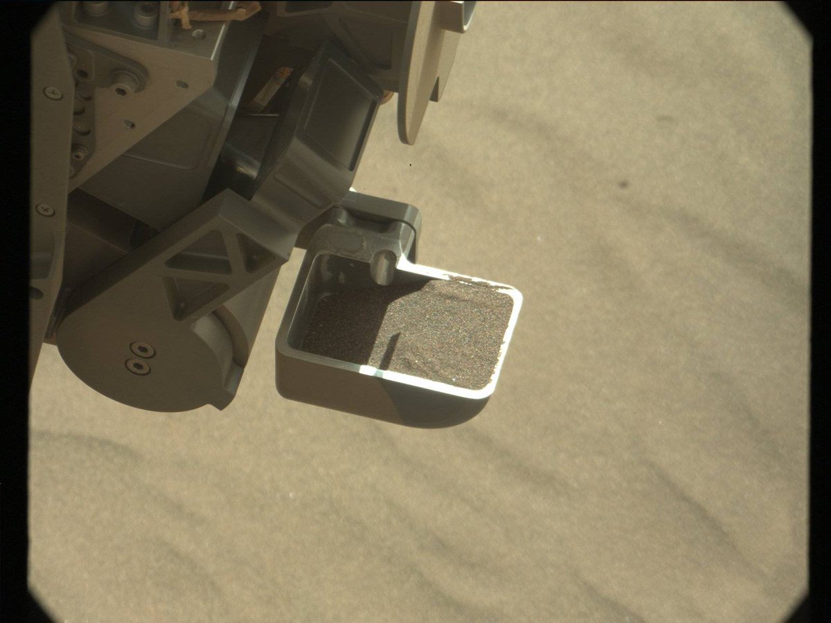 MarsCuriosity's tweet photo. #TrueConfession: I double dipped. Testing 2nd of 3 planned sand scoops at Mars' Namib Dune https://t.co/IMKBYWFzIh https://t.co/8UqnXWYpBP