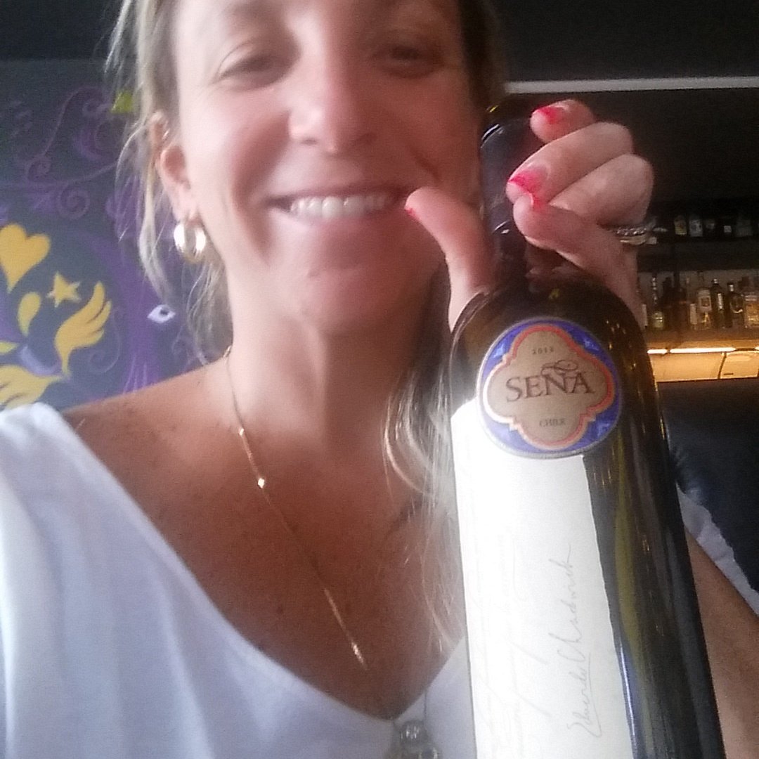 Después de pelear siete días por arreglar el telf no podíamos tomar nada menos #seña2013 <a href="/Barrica94/">Barrica94</a> #vinochileno