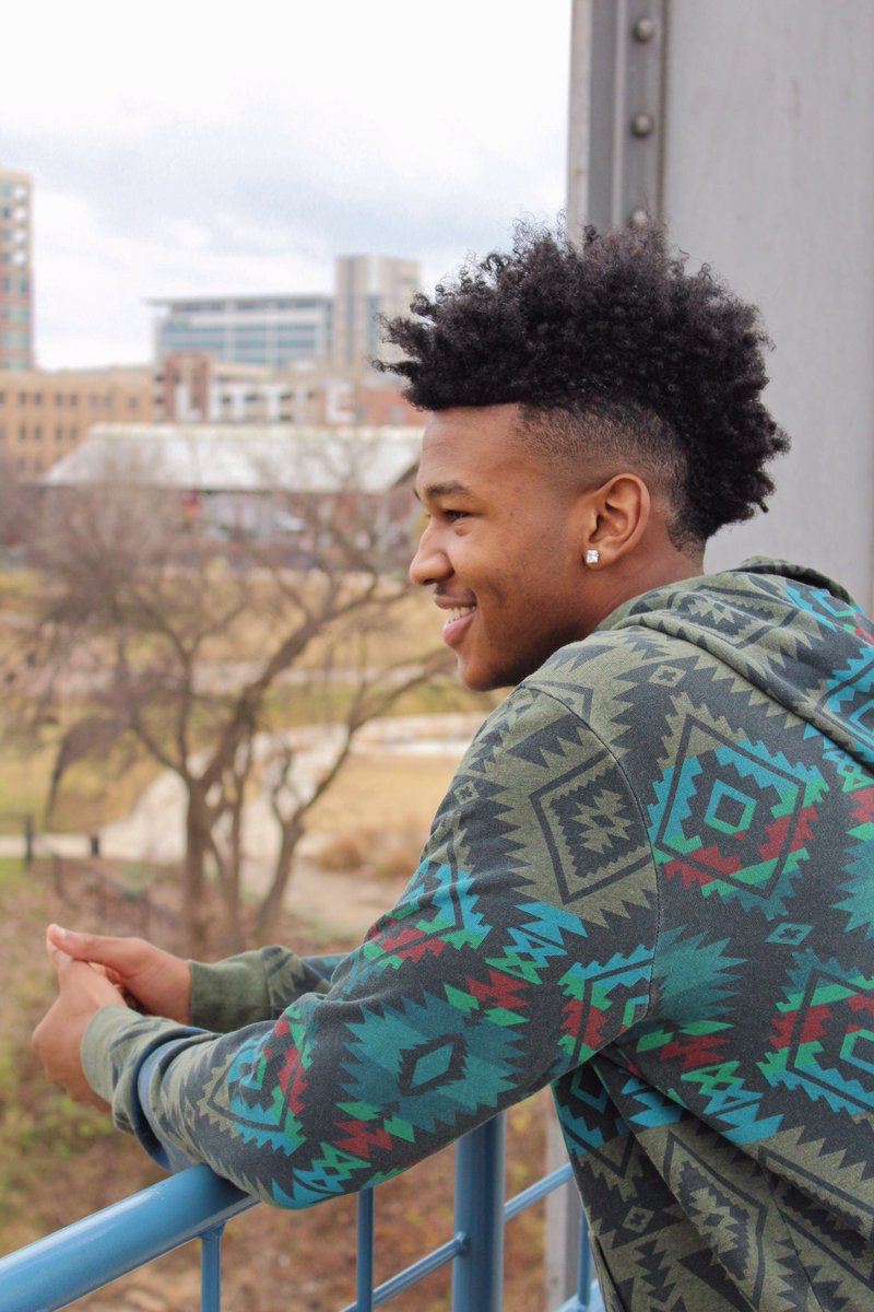 momof2amazons's tweet photo. Senior Photos #BallerAndModel #ClassOf2016 https://t.co/PZkMeWXd3J