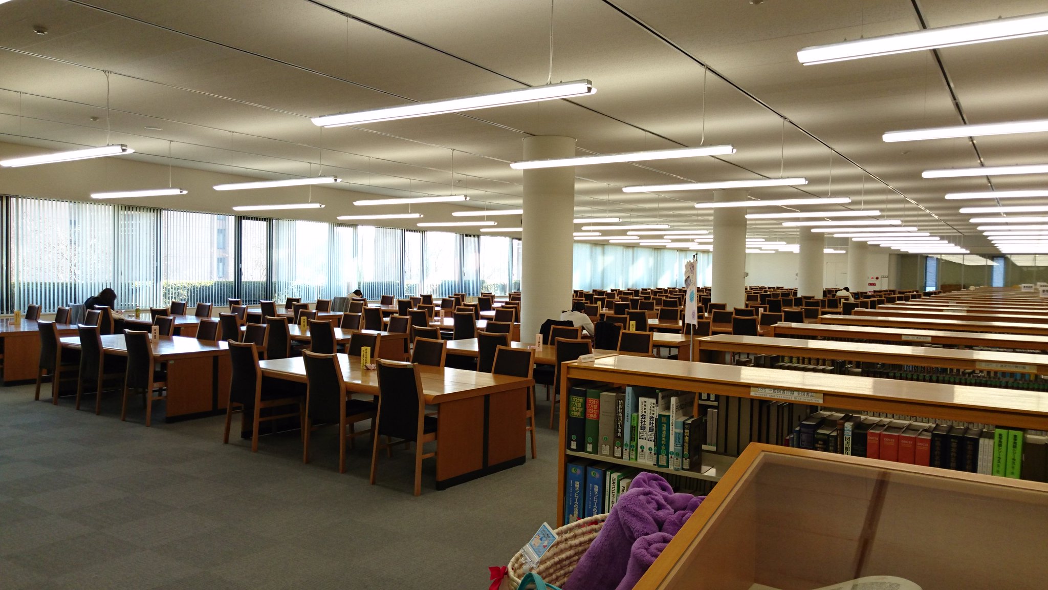 同志社女子大学広報部 こちらの写真は京田辺キャンパス聡恵館にある図書館の勉強スペースです 大きい机の他に ブースとなっている机もあるので 勉強に集中できますね また 自由に使えるブランケットも用意されているので 今の寒い時期 夏のクーラー