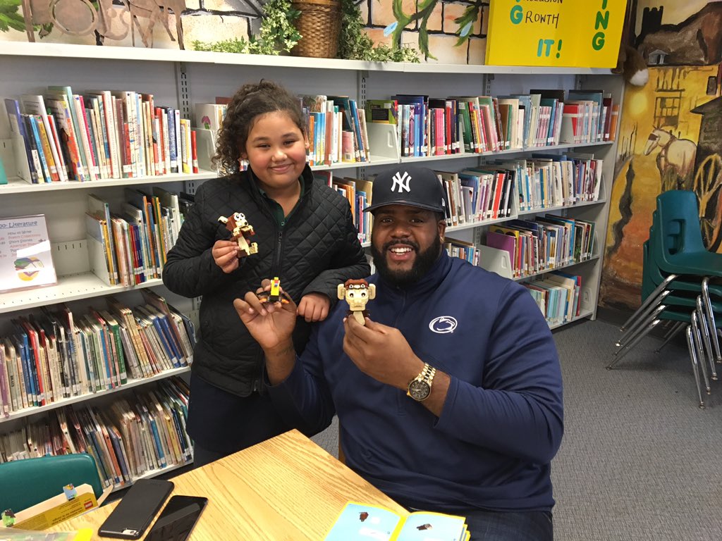 A4C_ATHLETES's tweet photo. Introducing #TeamSmith @DSmith_76 at @LockhartMagnet #EssayContestWinners #LEGOs https://t.co/g7HgHbbg82