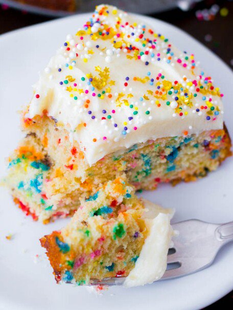 BestFoodPics's tweet photo. Homemade Funfetti Cake 🎂🎉 https://t.co/5vULv79qRF