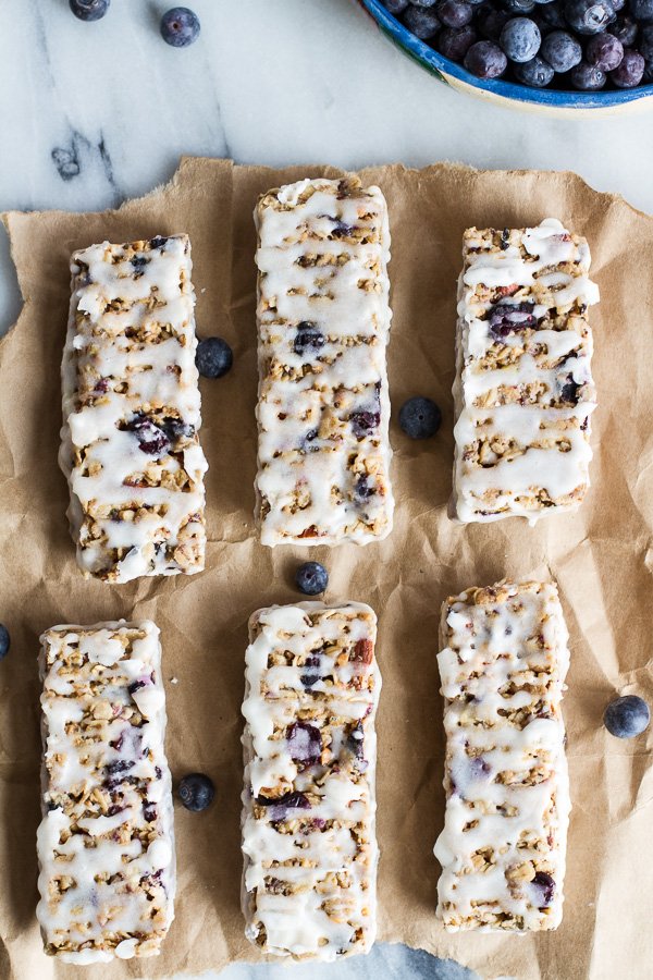 FoodPlease2016's tweet photo. Blueberry greek yogurt granola bars in celebration of #NationalGranolaBarDay! Recipe @ https://t.co/tVIyJq8ZoI https://t.co/FYpK91v7Do