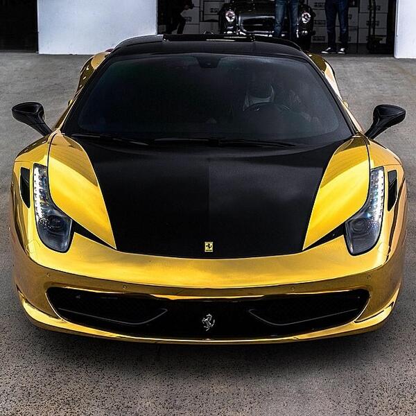 LuxeEnImage's tweet photo. Black and gold Ferrari. https://t.co/ZS2u8Pa8jb