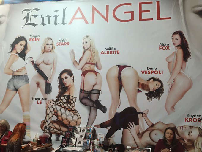 At the Evil Angel booth all weekend long!! @EvilAngelVideo @EvilAngelWeb https://t.co/O5g2Y3szqa<a class="tags" href="/tag/evilangelvideo">@evilangelvideo</a><a href="/tag/skindiamond"class="tags"><span>#skindiamond</span></a>