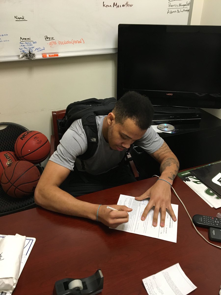 Grant alum <a href="/brycecanda/">Eazy</a> signs financial aid agreement with Portland State #GoViks #opreps s.oregonlive.com/GLq5gCl
