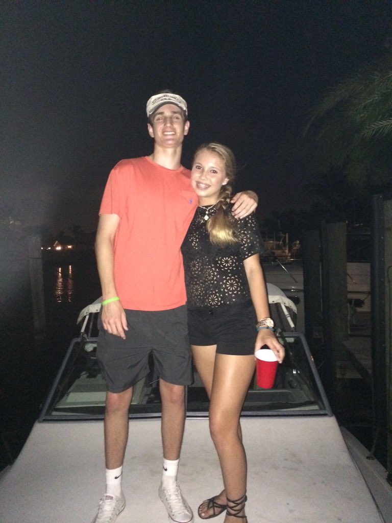 madiprecht's tweet image. Happyy birthdayy honeyy💟🤑🎉 ily soo much dude!😘😘 #nonewfriends #computerusage @BrennanHoney