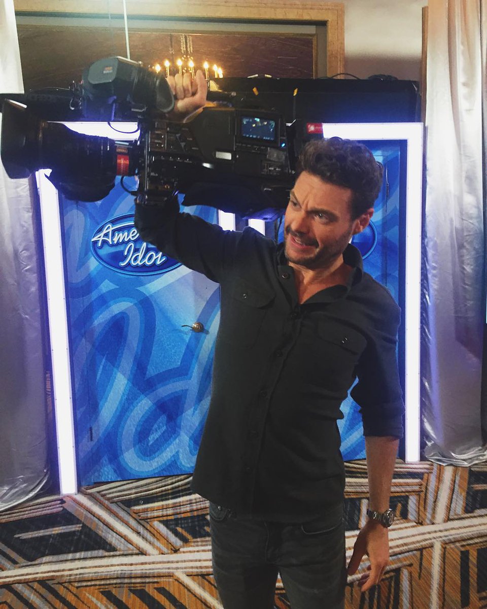AmericanIdol's tweet photo. It's #IdolAuditions time! RETWEET if you're watching with us on FOX. https://t.co/F4AXHAFfCr