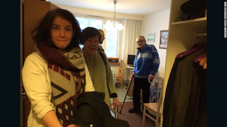 Jóvenes obtienen alquileres baratos en hogar de ancianos en Finlandia, a cambio de... cnn.it/1OJJjzK