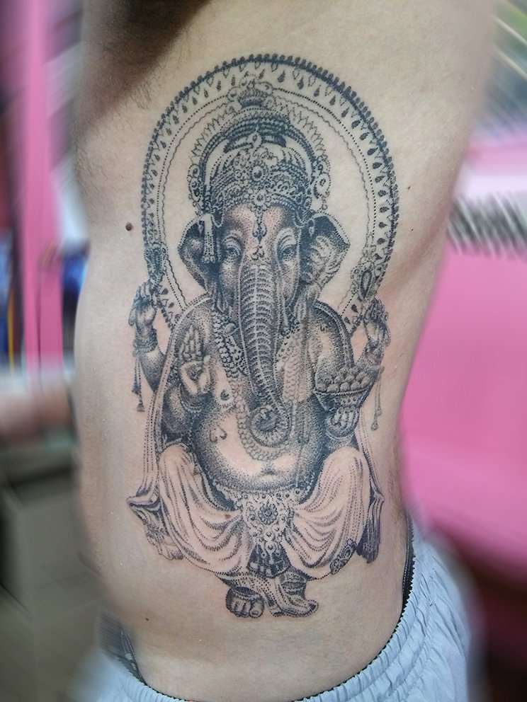 MartinComoglio's tweet photo. #tattoo de hoy en las costillas de Leandro. Trabajo en proceso. #ganesh #puntillismo #pointilisme https://t.co/QnIWKQnNeR