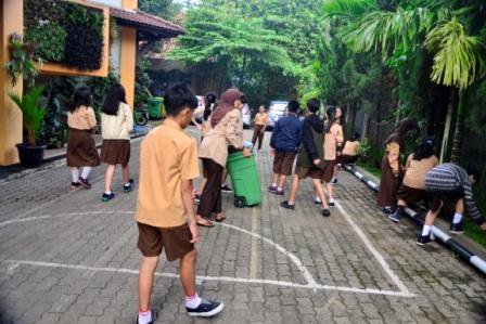 sdbpiyes2's tweet photo. Ayo Semangat #GPS
@ridwankamil,@BDGcleanaction,@se_bdg,@relawan_bdg,@GPSbdg,@disdik_bandung,@bplh_kotabdg,@pietdoank https://t.co/ZGrXHWb2kv