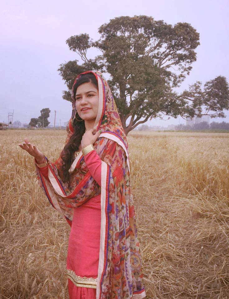 VermaJi9ce's tweet photo. @KaurBmusic 
#LvKaurBfans
#Teri udd di vekh #Phulkari
Ni kankka da #Rang uddya❤
#V€®M@J!....Big Fan from#Jandali https://t.co/2YNGmTKEGh