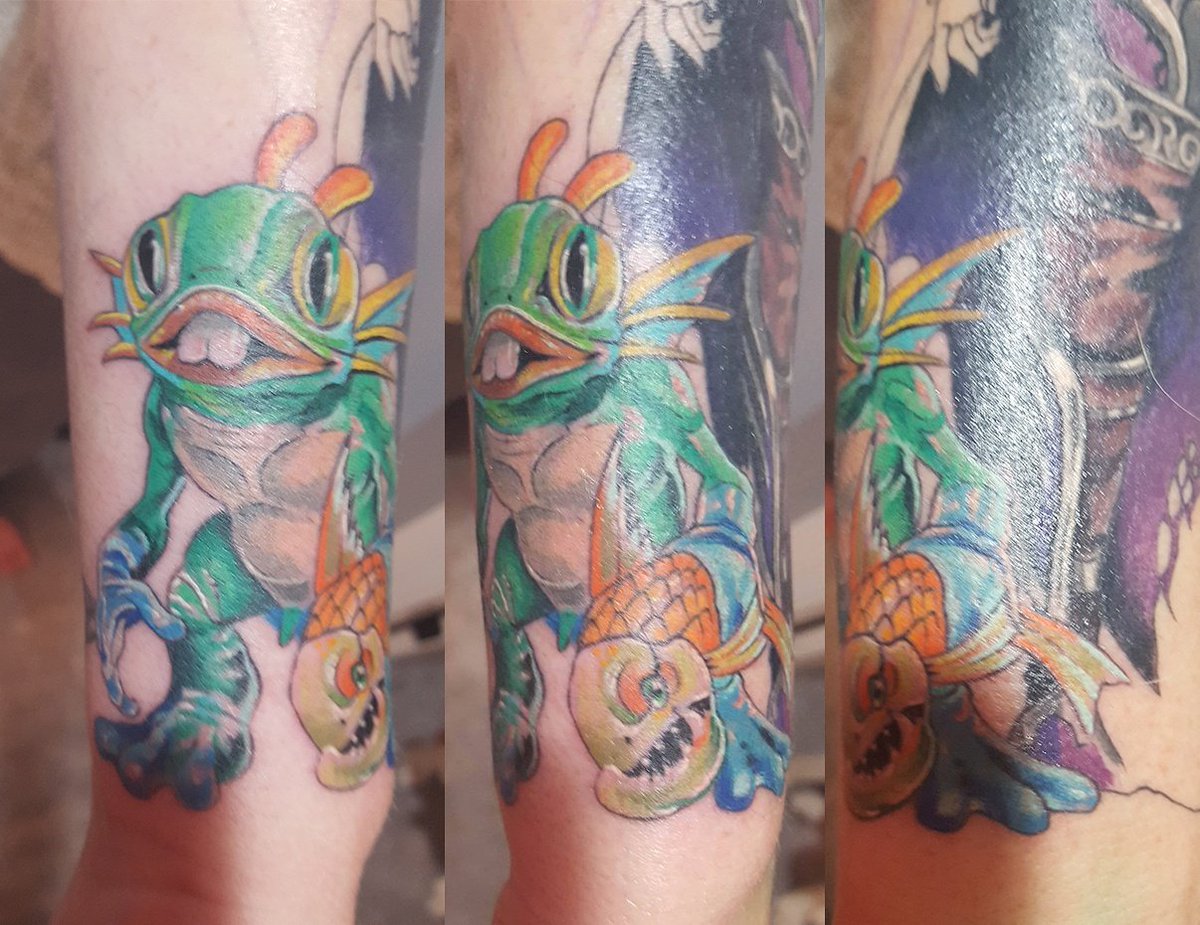 gamephae's tweet photo. Murkys done &amp; Tyrandes owl on my shoulder! 5 hours in the #tattoo shop today. #heroesofthestorm #Blizzard #Warcraft https://t.co/wJtgCeobLh