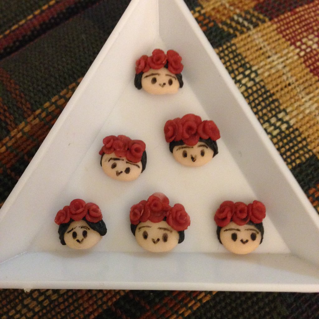 Glitz_JAE's tweet photo. The nail art I handmade for a group swap 😍😘 #FridaKahloe #Nailart #3DNailArt #Nails #Frida #Roses #3DNailArtPassion https://t.co/Ef3VBuWsqF