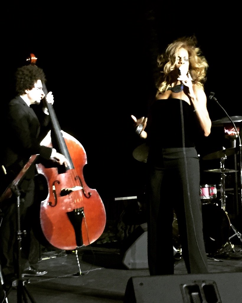 Related_Group's tweet photo. The talented @nicolehenryjazz performing live at @armani_casa #RBACMIAMI #jazz 🎶 @dezerdev https://t.co/WWkKMITtC7