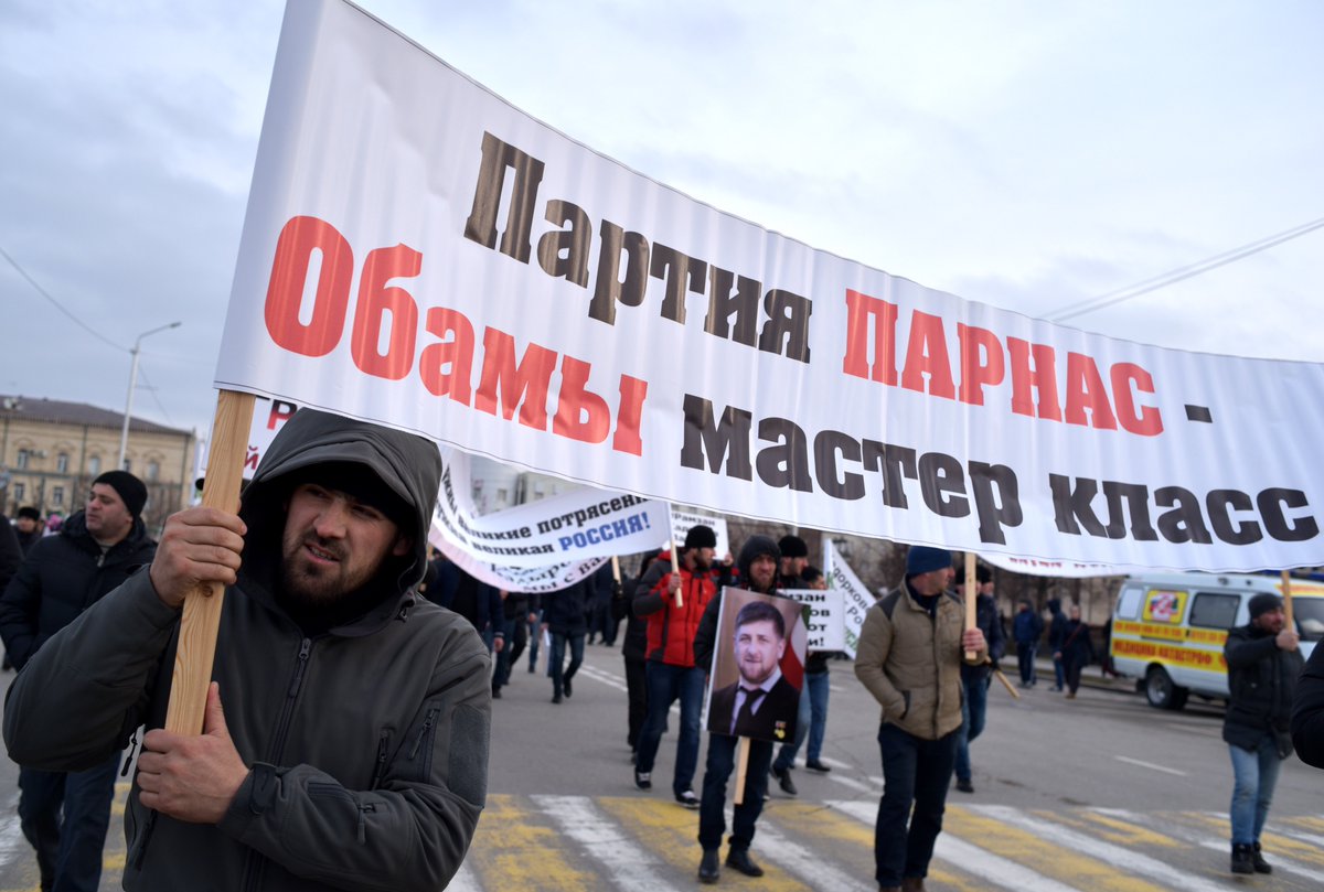 Чечня лозунги. Лозунги в поддержку президента России. Митинг в поддержку Кадырова в Чечне. Митинг либералов в поддержку Чечни. Митинг название