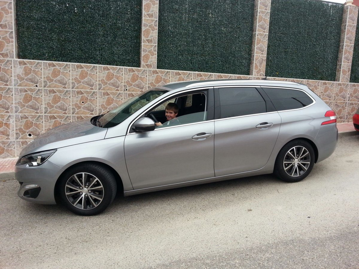 colarteiro's tweet photo. #autoretrauto Aquí mi hijo estrenando coche con mucha ilusión.  ¡Cuantas luces y controles! https://t.co/ty2i2HBFFN