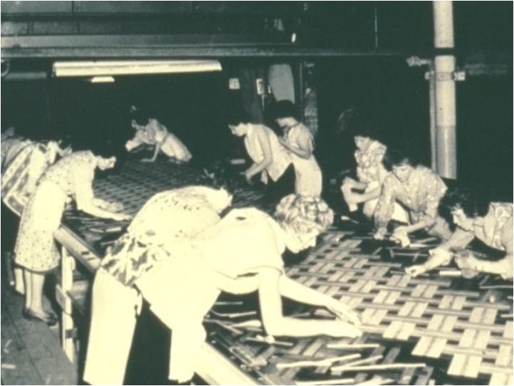 ForboFlooringUK's tweet photo. Inlaid linoleum being produced #1960s #hemingway4forbo #handmade https://t.co/VFpge01aWS