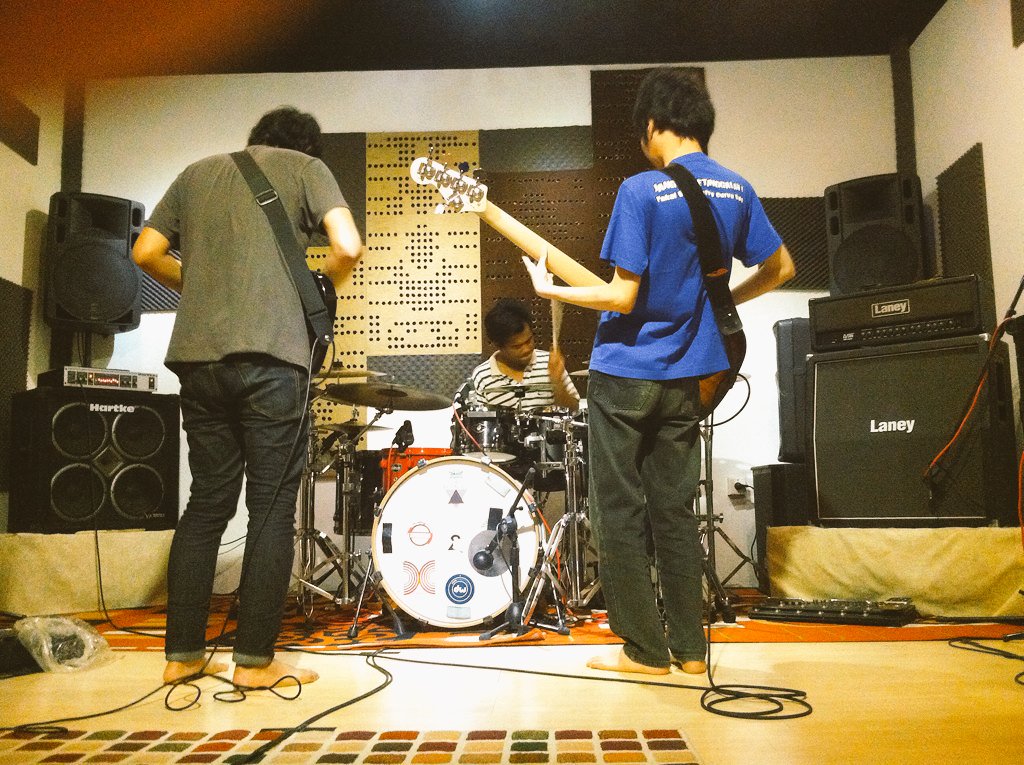 fuentesband's tweet photo. Kmrn latian di @37studio kepunyaan drummer plg ganteng seKarawaci @nflfnts

Gih buruan sikat. Mumpung jomlo #lahhsih https://t.co/8zz8muoIbm