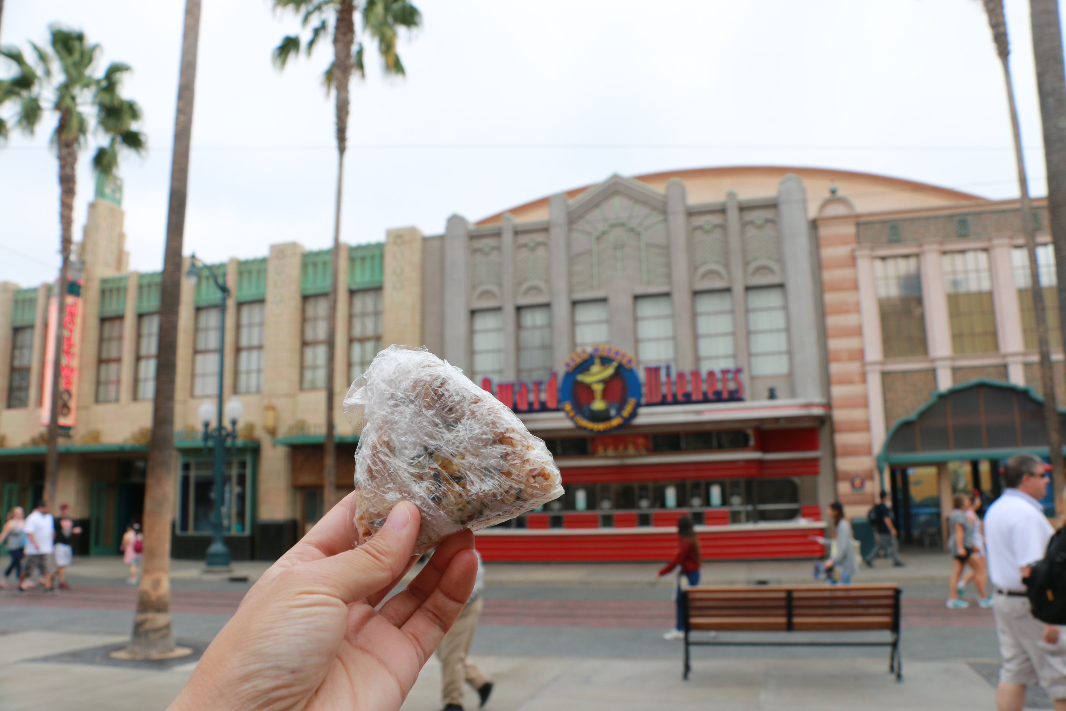 Journey Ca Disney専用 カリフォルニアのディズニーは食べ物 飲み物持ち込みできます 全部レストランだとばかにならない金額なので非常に助かる Disney Anaheim Restaurant おにぎり持参 T Co 6a0zujq7ae Twitter