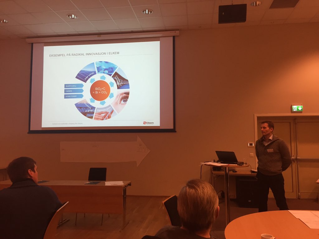 Elkem_ASA's tweet photo. Teknologidirektør Håvard Moe holder engasjert innlegg om #lavutslippssamfunnet på #eydecluster strategisamling! https://t.co/3FvTvnJTUA