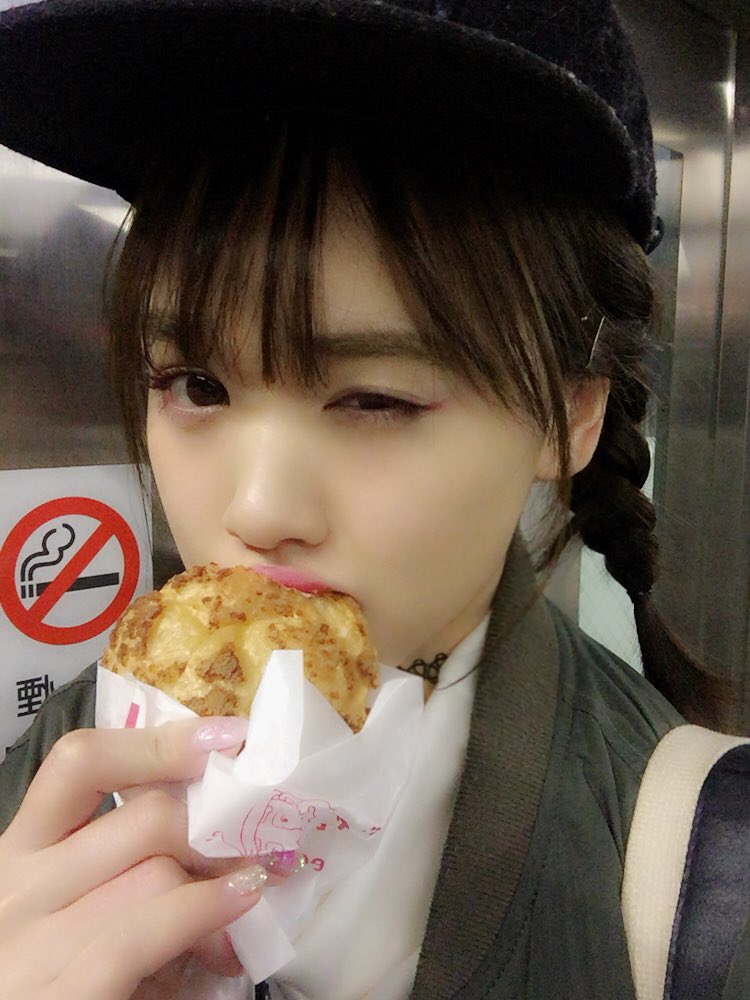 シュークリームを食べながら自撮りする菅本裕子の画像♪